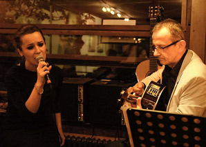 Acoustic Duo – Andy & Vio La