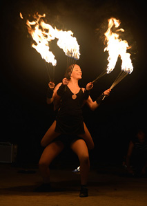 Fire in the Sky – Feuershow mit Akrobatik