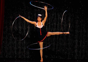 Hula-Hoop-Show - the woman with the tires
