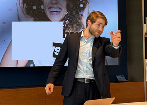 Elijah Knight - Présentateur multilingue pour les affaires, le sport et l'industrie