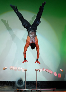 Silvio Sotirov et son spectacle de comédie acrobatique
