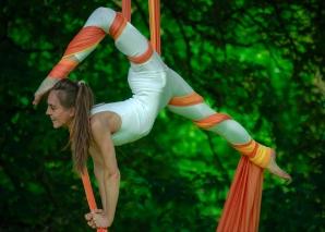 Clarissa Matter - fliegende Tänzerin am Vertikaltuch