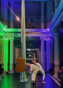 Zirkus-Akrobatik trifft auf Gitarre, Cello und Tanz