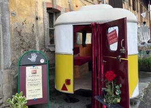 Taxi de la Vie, Live Palm Readings for Your Guests