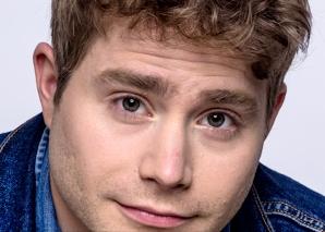 Elijah Knight - Présentateur multilingue pour les affaires, le sport et l'industrie