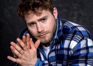 Elijah Knight - Présentateur multilingue pour les affaires, le sport et l'industrie