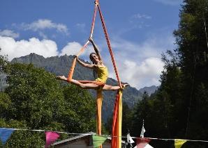 Zirkus-Akrobatik trifft auf Gitarre, Cello und Tanz