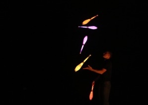 LED-Show mit dem Weltrekord-Jongleur