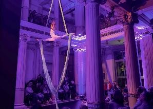 Zirkus-Akrobatik trifft auf Gitarre, Cello und Tanz