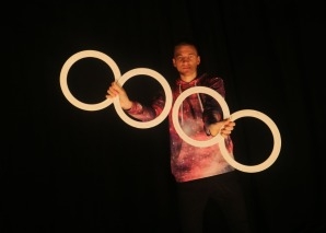 LED-Show mit dem Weltrekord-Jongleur