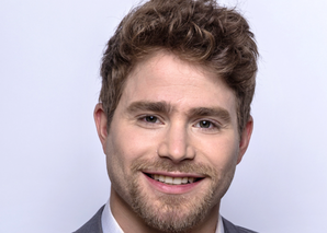 Elijah Knight - Présentateur multilingue pour les affaires, le sport et l'industrie