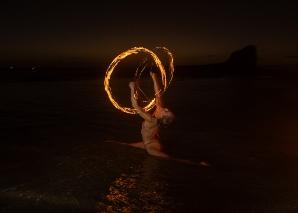 Zirkus-Akrobatik trifft auf Gitarre, Cello und Tanz