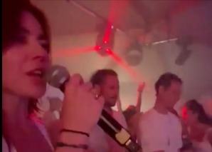 Sarah Robins - Hôte et présentatrice