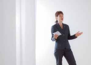 Professionelle Sprecherin als Off-Stimme