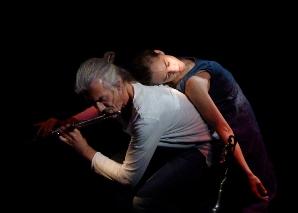 Zirkus-Akrobatik trifft auf Gitarre, Cello und Tanz