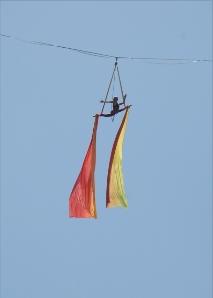 Zirkus-Akrobatik trifft auf Gitarre, Cello und Tanz