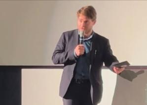 Elijah Knight - Présentateur multilingue pour les affaires, le sport et l'industrie