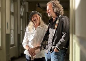 Zirkus-Akrobatik trifft auf Gitarre, Cello und Tanz