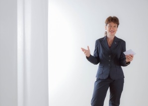 Professionelle Sprecherin als Off-Stimme