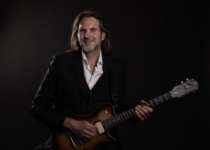Gery Gatfalvi - guitariste et chanteur virtuose