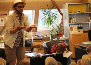 Lecture interactive pour enfants avec Archibald, le spécialiste des dinosaures