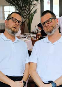 Comedy duo DIE ZWILLINGE as comical waiters