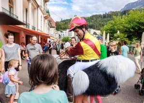 Scheppe & Boko: Men On Birds – mounted entertainment