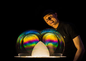Nicky Viva – bubble art and balance acts