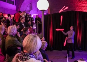 Spectacle de rue avec un jongleur
