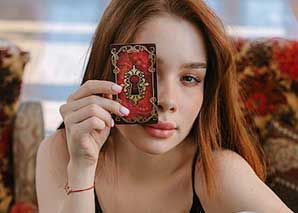Khara la voyante – lectrice de cartes