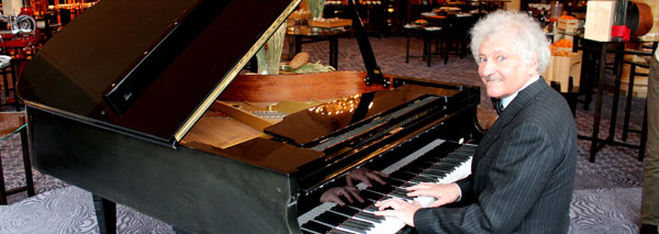 Barpianist Michael Poliak