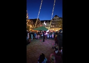 Spectacle de rue avec un jongleur